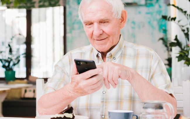 8 найкращих недорогих та зручних смартфонів, які ідеально підійдуть пенсіонерам