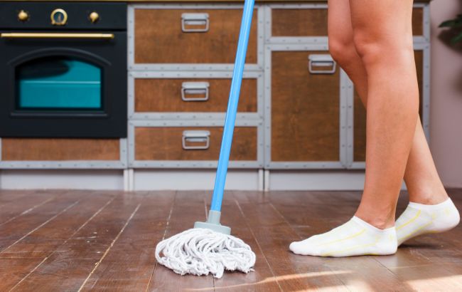 Цей недорогий чай змусить підлогу блищати: лайфхак від домогосподарок