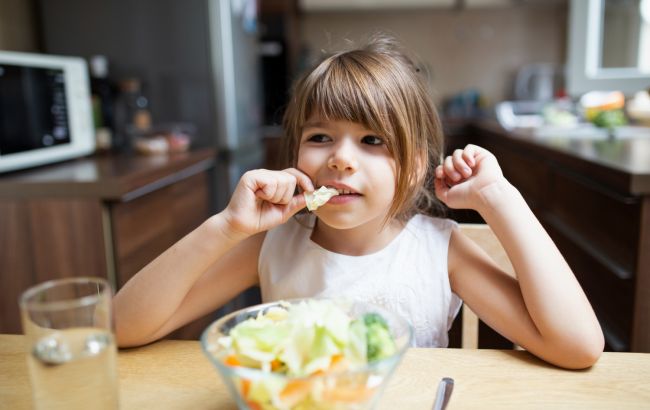 Три міфи про дитяче харчування, у які досі вірять батьки: вони шкодять здоров'ю