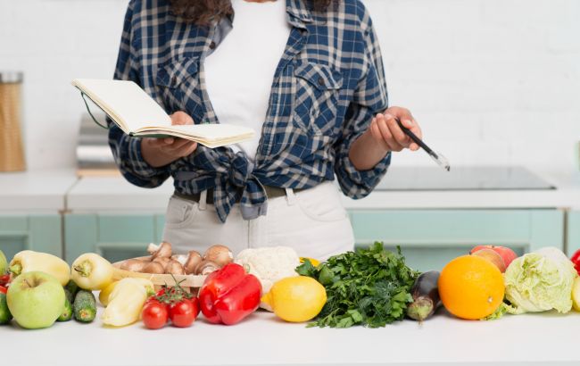 Завдають великої шкоди очам. Лікар назвала продукти, яких немає бути в раціоні