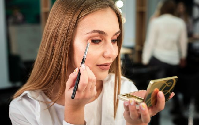 Макіяж може завдати шкоди здоров'ю: 5 ризиків, про які має знати кожна