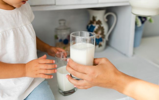 Чи можна заморожувати молоко і як довго воно зберігається