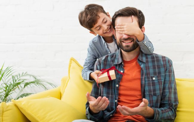 День батька 2025: 15 ідей корисних та цікавих подарунків для тата