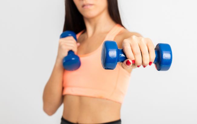 Будуть пружними й красивими. Аніта Луценко пояснила, як підтягнути руки у домашніх умовах