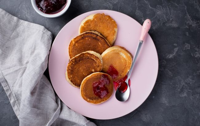 Ніжні та пухкі оладки на кефірі: рецепт легкої страви для сніданку чи обіду