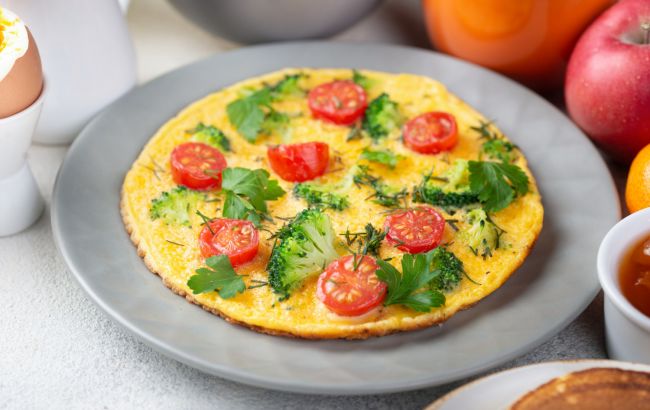 Шеф-кухар показав, як ідеально посмажити страви з двох боків на сковороді: відео лайфхаку