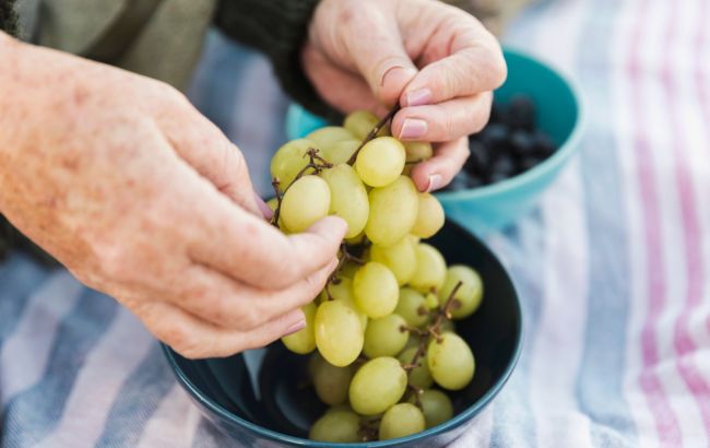Не просто водой: назван лучший способ мыть виноград