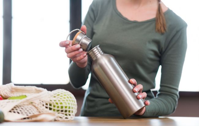 Користуєтесь багаторазовими пляшками для води? Лікар назвав головну їхню небезпеку