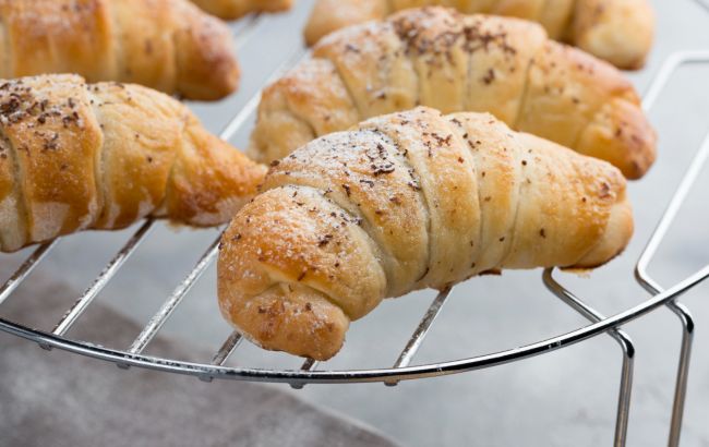 Смачні рогалики з повидлом без розпушувача та дріжджів: легкий рецепт