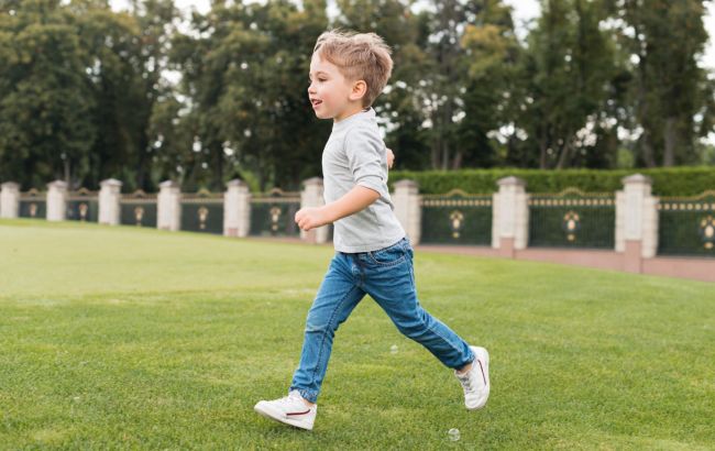 Біг босоніж по траві - радість чи ризик для здоров'я? Лікар здивувала відповіддю
