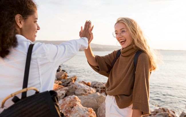 Странные правила, которые шокируют за границей: эти 10 жестов туристов считают оскорблением