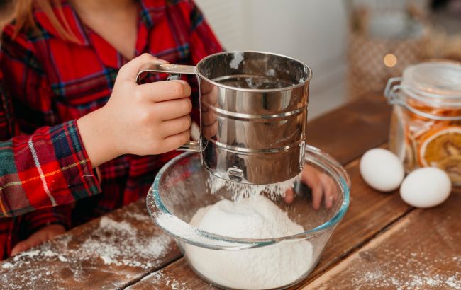 Чи обов'язково просіювати борошно під час приготування випічки?