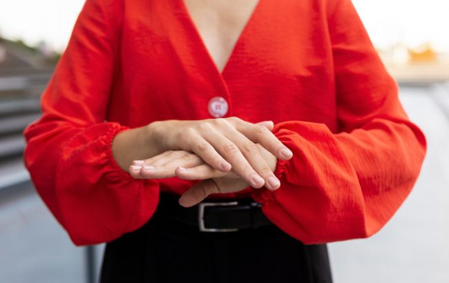 Косметолог назвала 4 способи, які зволожать та захистять шкіру рук взимку