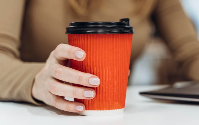 Кава "з собою": лікар назвала головну небезпеку одноразових стаканчиків