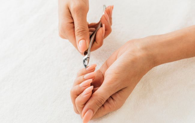 Чи можна ділитися манікюрними кусачками та що може статись з нігтями