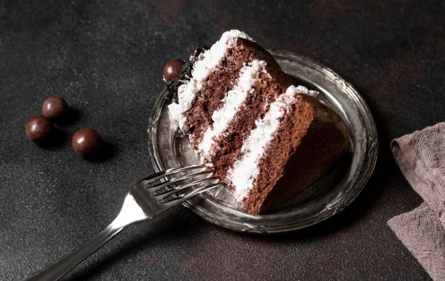 Шоколадний торт за 30 хвилин: рецепт пухкого десерту в мікрохвильовці