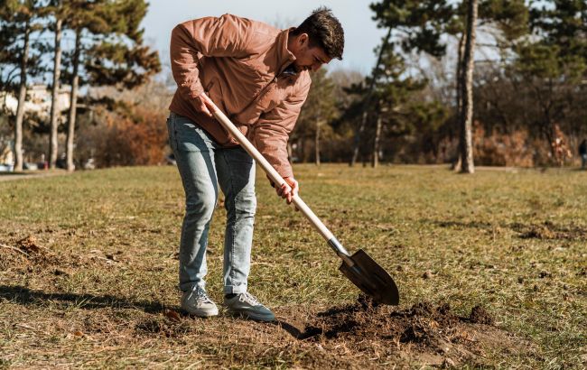 Чоловік шукав метали в саду друга і випадково викопав скриню часів СС: що в ній було