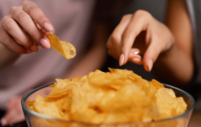Не всі чіпси однаково шкідливі! Лікар розповіла, як обрати кращі