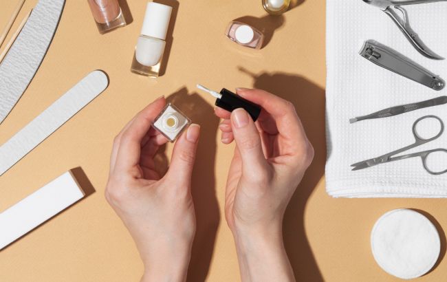 Щоб не забруднитися: скільки насправді чекати, щоб висох лак для нігтів