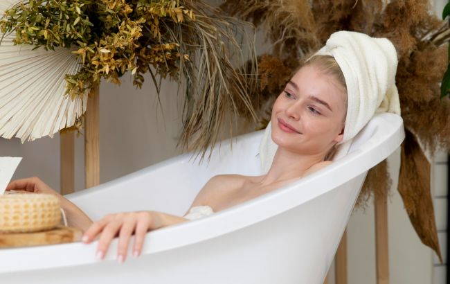 Скільки хвилин безпечно приймати ванну: дерматолог дала чітку відповідь