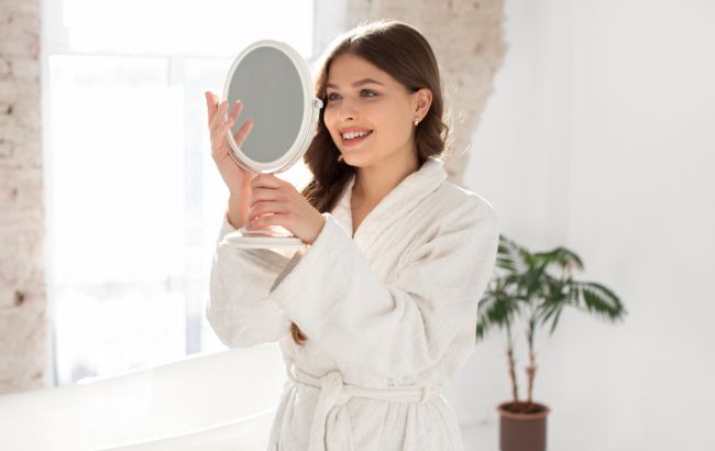 Краса без уколів. Косметолог показала, як за допомогою масажу позбутись носогубних зморшок