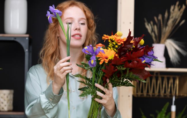 Як гарно запакувати квіти для букету вдома: поради і лайфхаки від флористів