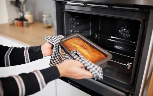 5 звичок під час запікання, які призводять до пошкодження духовки