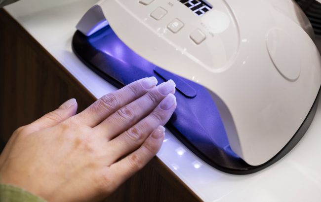 Гель-лак пече під час сушіння в лампі? Відомо, чи шкодить це нігтям