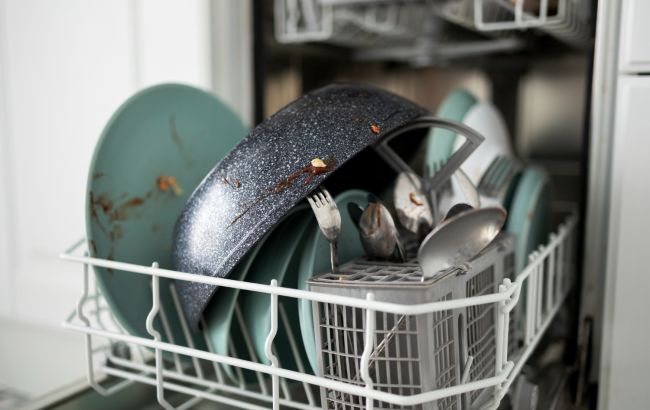 8 речей, які категорично не можна мити у посудомийній машині
