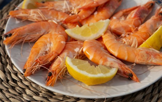 Легкі лайфхаки, які допоможуть швидко почистити креветки