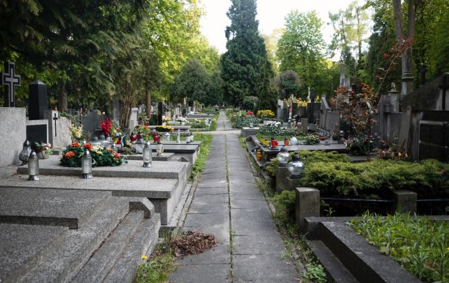Зачем украинцы ставят ограждения на кладбищах и почему этого не делают в других странах