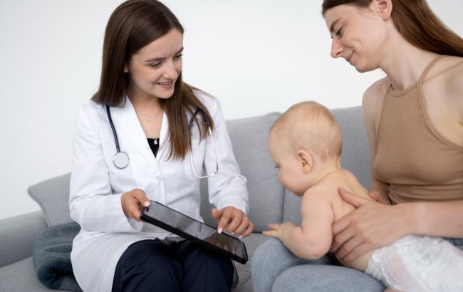 Педіатр розповіла, що дитина має вміти робити у 1 місяць