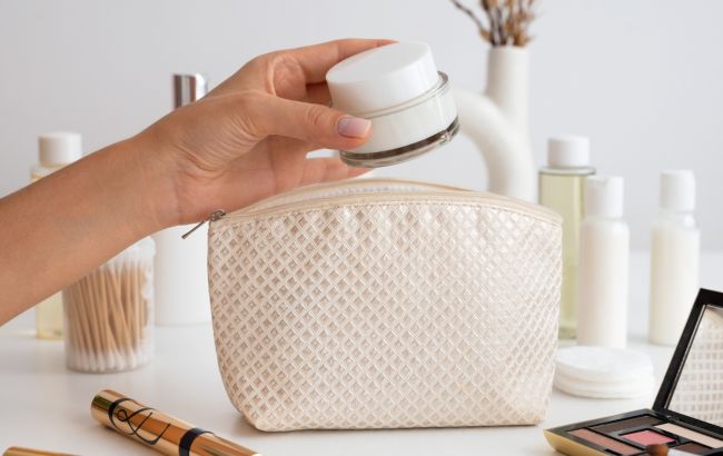 Перевірте свої косметички. Візажист розповіла, яку небезпеку вони можуть становити