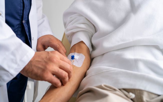 "Вени - не помийна яма": гастроентеролог розповіла про шкоду періодичного прокапування