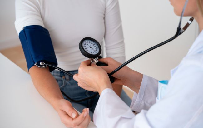 Эта привычка до обеда резко повышает давление: вы делаете ее каждый день