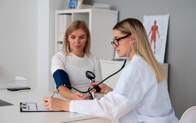 Кардіолог назвала небезпечний стан, який виникає від вживання кави та алкоголю