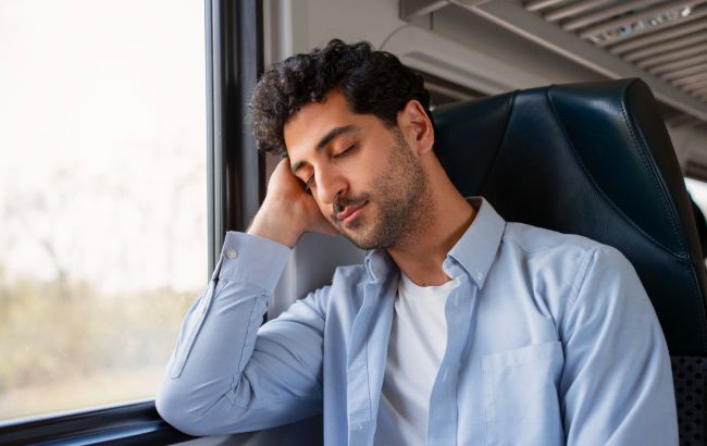 Забудьте про безсонні поїздки! Як навчитися засинати в автобусі за 5 хвилин