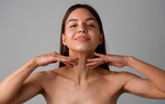 Омоложение шеи без операций: косметолог показала действенное упражнение (видео)