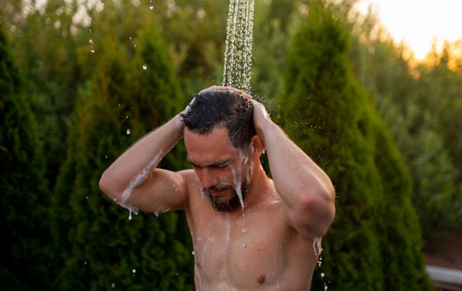 Чому не можна приймати холодний душ в спеку: ви будете здивовані
