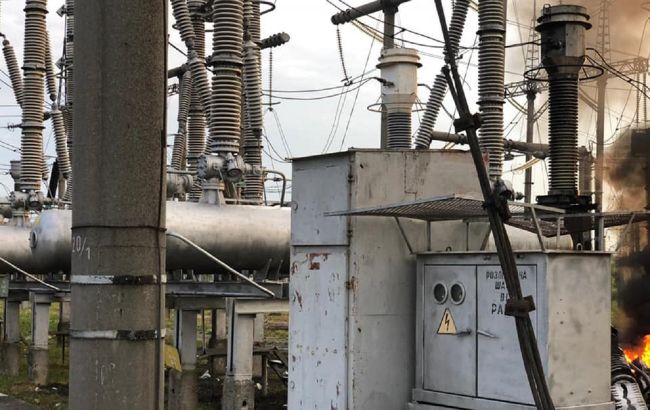 НП на підстанції в Рівному позбавило світла весь район: відео масштабної пожежі