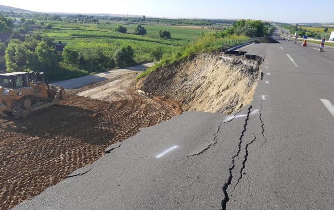На трассе Киев-Одесса из-за ливней произошел оползень. Часть дороги перекрыли