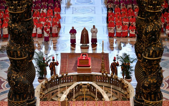 Европейские чиновники попали в скандал из-за селфи перед похоронами Папы Римского