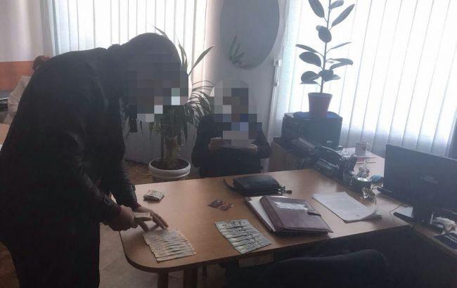 У Донецькій області на хабарі затримали чиновника з ДФС