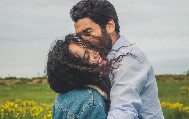 На Закарпатті 20-річна дівчина дала притулок 60-річному переселенцю і чекає від нього дитину