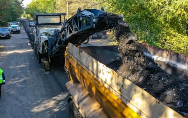 В Днепропетровской области ремонтируют трассу "Днепр-Обуховка"