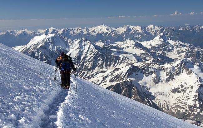 Украинский альпинист сорвался с Эльбруса, продолжаются его поиски