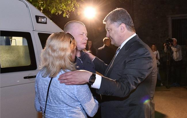 Звільненню двох полонених сприяли мої переговори з Путіним, - Порошенко