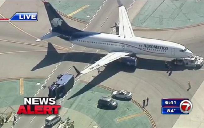 В Лос-Анджелесе пассажирский самолет столкнулся с грузовиком, есть пострадавшие