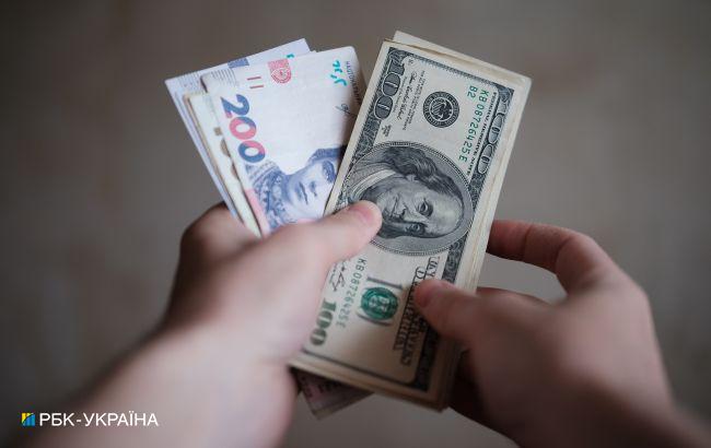 Долар дешевшає третій день поспіль