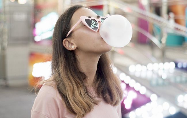 Медики назвали необычные полезные качества жевательной резинки: вы будете удивлены